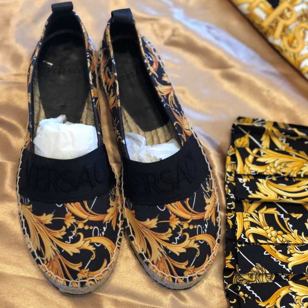 baroque motif
Cotton upper
Almond toe
Slip-on style
Leather lining
Rubber sole